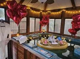 Maple House Romantic Getaway WHot Tub Near IAH