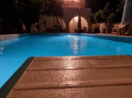 Seaside studio with swimming pool & parking #2，位于卡桑德里亚的酒店