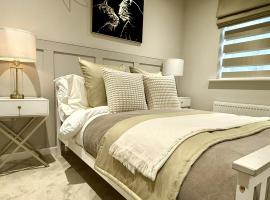 Five Star Home - Walk to Alcester, 15 mins to Stratford，位于奥尔斯特的酒店