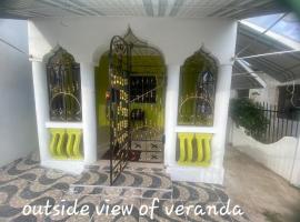 Bella's Cottage，位于May Pen的酒店