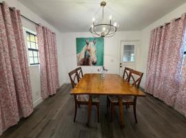 2 bdrm cottage in charming Bartow，位于巴托的酒店