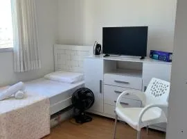 Quarto privado em Apartamento familiar - 7 minutos do AEROPORTO com Piscina