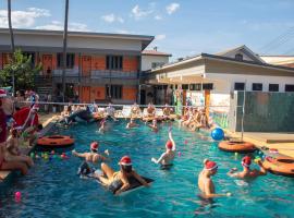 Revolution Hostel Pai，位于拜县的带泳池的酒店