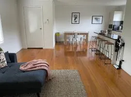 Stylish Renovated 2-bed Quiet, Cozy Wi-Fi