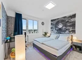 Big 1 Bedroom Apartment near Airport & City Center