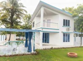 Modern Private Pool Villa with Garden Near Mumbai，位于Virār的酒店