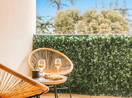 T2 moderne avec piscine, terrasse et parking privé，位于于泽斯的酒店