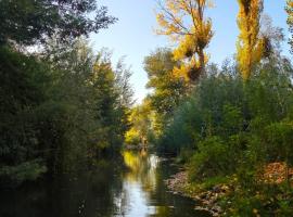 Tiny House Al lado del río，位于利纳雷斯的酒店