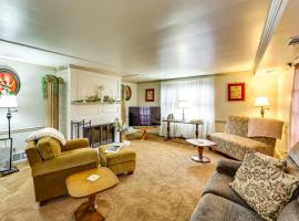 Walk to Shops and Eats Apt in Downtown Elizabeth，位于Clairton的酒店