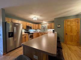 Minocqua Lake Condo B7，位于米诺阔的酒店