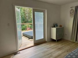 Ships Point Wellness INC，位于Fanny Bay的酒店