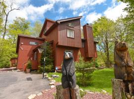 Bool Bear Lodge a pet friendly Pocono Vacation Home with Fireplace, BBQ and more，位于托比汉纳的木屋