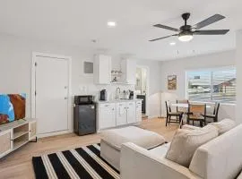 Chic Studio - King Bed and Sleeper