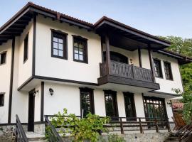 Large Cosy House by a Forest - Treehouse, BBQ, Fireplace & Mountain，位于索波特的酒店