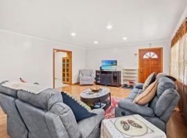 Fireplace Evenings • Smart TV • Sleeps 7，位于卡森的酒店