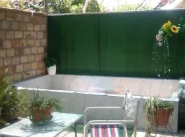 Mistela Altos Boutique Guesthouse - Sala con Juegos- Pileta - Parrilla -Zona Residencial a pasos de Ciudad - Viajes al Aeropuerto-