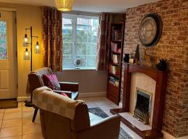 Cute and cosy cottage in the lovely Oxton village，位于伯肯黑德的乡村别墅