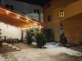 Guest House Mandrivnyi Rooms&Apartments，位于亚西尼亚的酒店