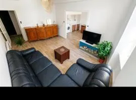 Appartement avec deux chambres et salon de massage