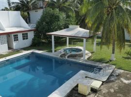 Alojamiento con alberca privada y jardín grande，位于特科卢特拉的酒店