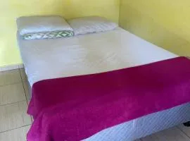 Quarto simples coletivo com banheiro e ventilador