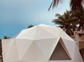 Frequency Beachfront Domes El Cuyo，位于埃尔库约的酒店
