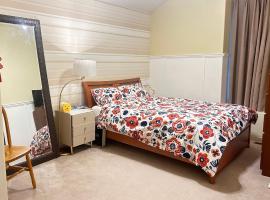 Lucky Home-Entire suite large bedrooms in Coquitlam，位于高贵林的酒店