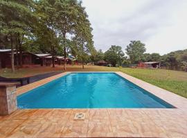 Los Pioneros，位于伊瓜苏港的带泳池的酒店