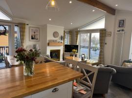 Beautiful Lodge With Decking In Dorset, At Rockley Park Holiday Park Ref 57032Cp，位于Lytchett Minster的酒店