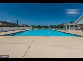 Beautiful condo in Villages of Five Points, Lewes，位于刘易斯的酒店