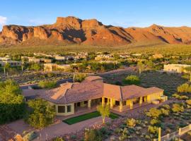 Luxurious Tuscan-style Villa with magnificent panoramic views，位于Gold Canyon的酒店