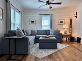 A Calm, Stylish Retreat - Steps to Lake, Downtown, and Surf District，位于克利尔莱克的酒店