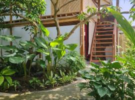 J home stay，位于Maluk的带停车场的酒店