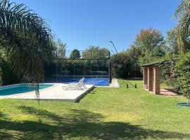 Casa Quinta con cancha de Padel en Colastine, SFe，位于Colastiné的酒店