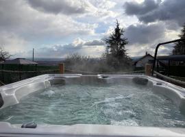 A-Frame Wellness Villa with Private Pool, Sauna & Jacuzzi near Belgrade，位于Koraćica的带泳池的酒店