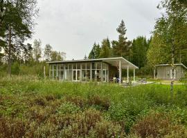 Modern Peninsula Cabin With Panoramic View，位于Vislanda的酒店