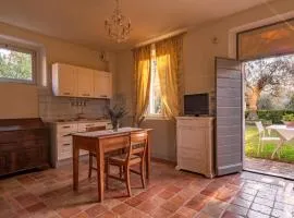 Apartment Studio-Apartment mit Sommerpool- Garten und Aussicht by Interhome