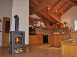 Apartment Elegantes und geräumiges Dachgeschosszimmer in den Dolomiten by Interhome