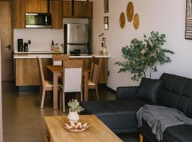 Stylish Condo Steps to Beach & Malecón，位于马萨特兰的酒店