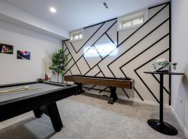 1 Mi to Quantico 4,300 Sq Ft Home with Game Room!，位于特赖安格尔的酒店