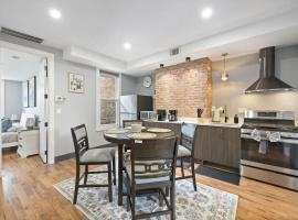 Luxury and Chic 2BR 2BA Apt only 15 Mins to NYC & Hoboken，位于霍博肯的酒店