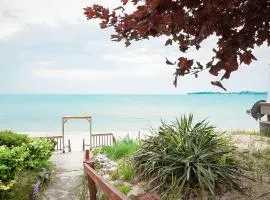 Cottage on Crystal Beach 3BR & BBQ