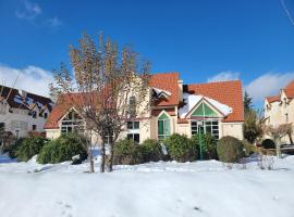 Chalet Haut standing pour les familles seulement，位于伊夫兰的酒店