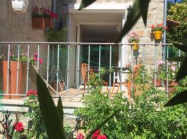 Maison de Vacances - Casa Mezanaccia avec Terrasse fleurie meublé tourisme 3 étoiles，位于Santa-Lucia-di-Tallano的带停车场的酒店