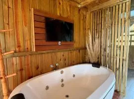 Chalé Rústico com Hidromassagem e Piscina