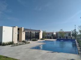 House B Residential condominium with pool，位于Miranda的酒店