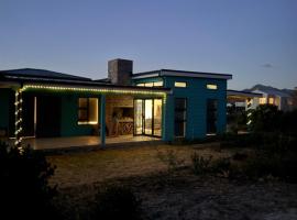 Mountain View 2-Bedroom Home Near the Beach in Pringle Bay，位于普林格尔贝伊的酒店