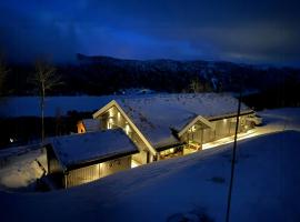 Log Cabin At The Foot Of Hallingskarvet，位于Hovet的酒店