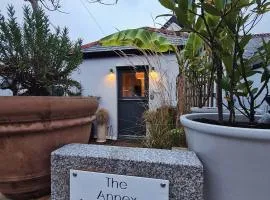 THE ANNEX, Lostwithiel Small Double Bed, Private Parking, Quiet Location