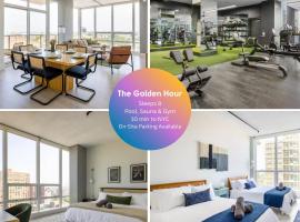 Modern Loft 15 Min from NYC with City View & Pool，位于Croxton的带泳池的酒店